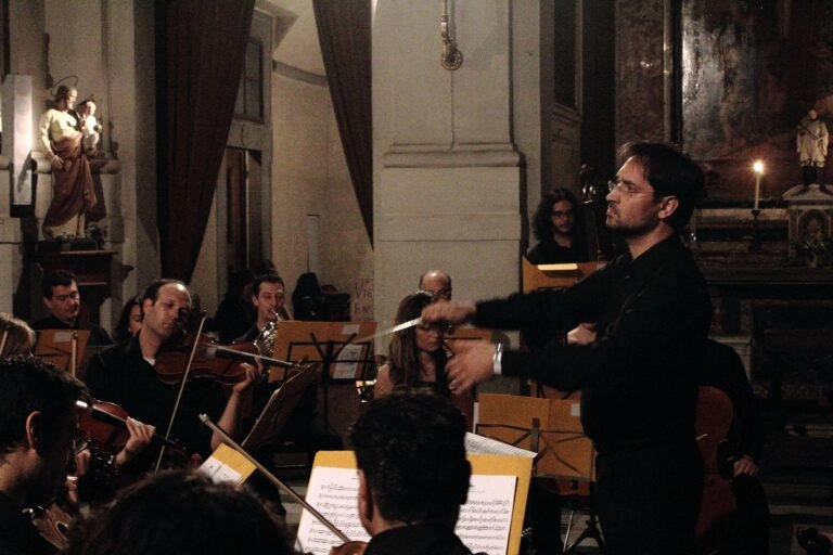 maestro che dirige orchestra